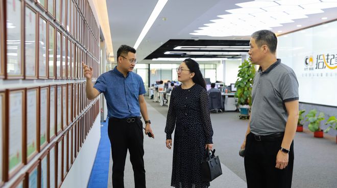 哈尔滨市供销合作社党组书记、理事会主任张冬梅到访拾起卖科技集团(图1)