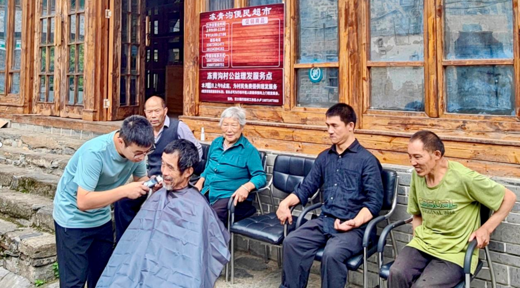 汉口银行驻村帮扶贴心“两招”破解民生“两难”(图1)