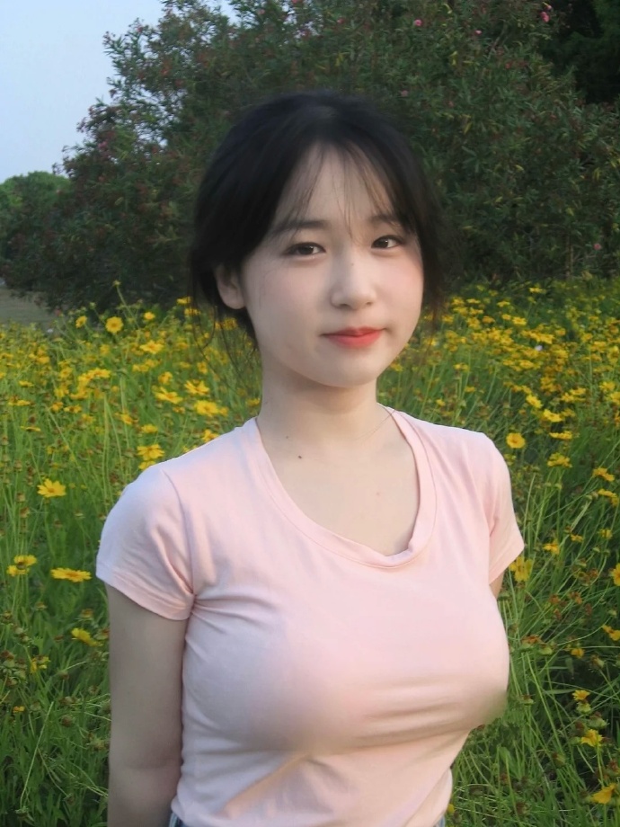 强㢨小女孩角色(图1)
