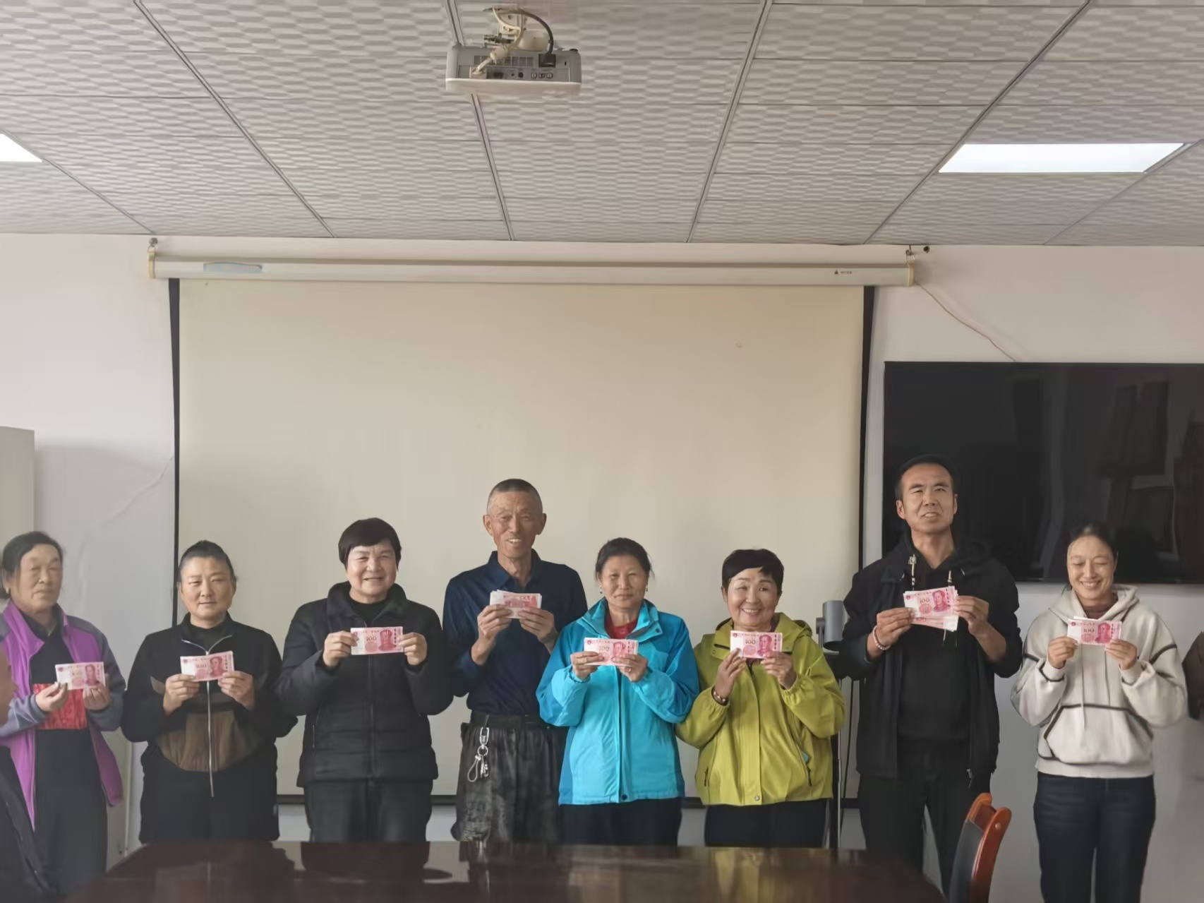 吉木萨尔县村集体经济结硕果村民喜领收益分红(图3)