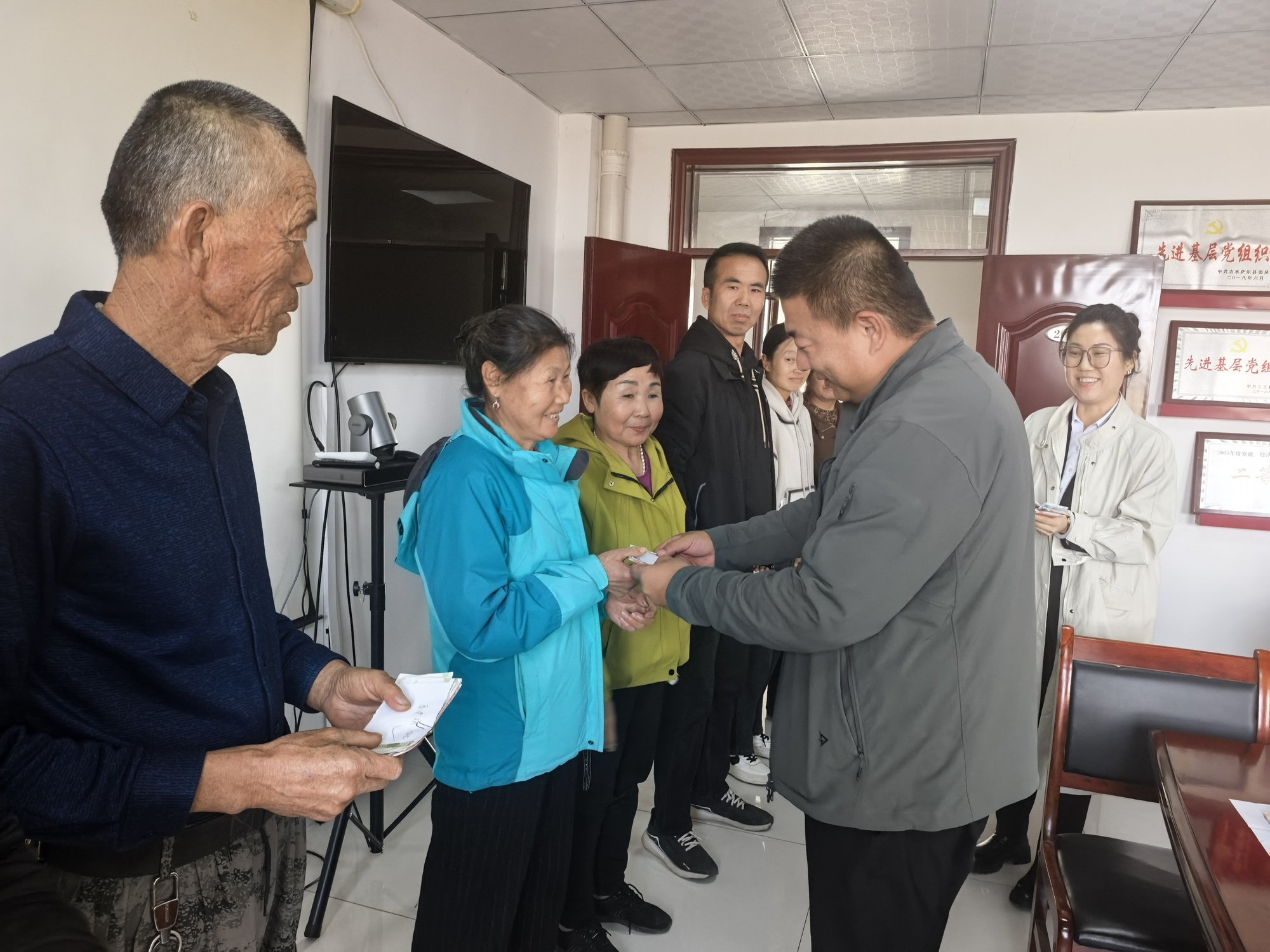 吉木萨尔县村集体经济结硕果村民喜领收益分红(图2)