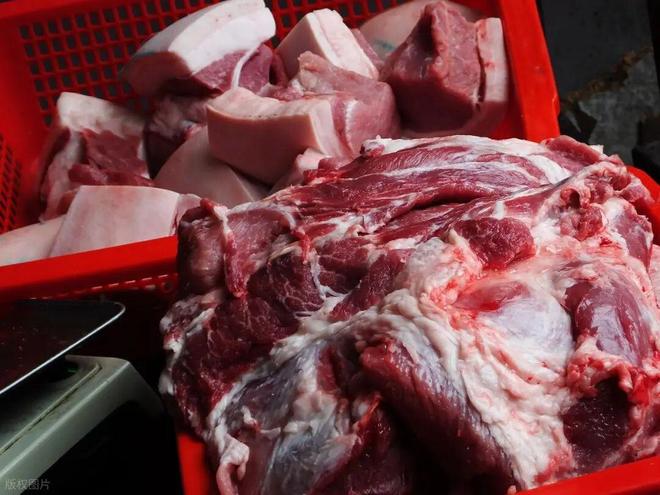 今年猪肉为啥这么便宜？养殖户说出5个残酷真相这是真没想到(图1)