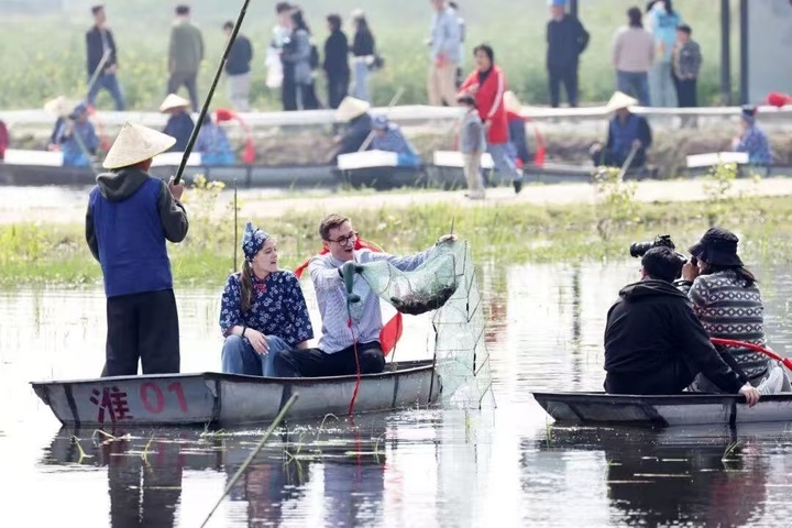 【开局之年看中国·遇见不一样的江苏】全国抢养龙虾江苏靠什么打赢品牌战？(图1)